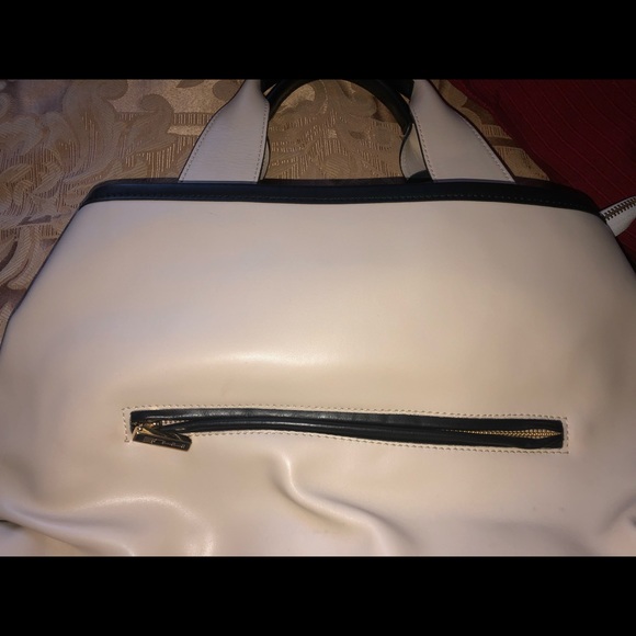 Classic leather handbag. - Picture 2 of 8